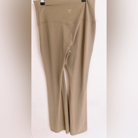 Aritzia Golden BUTTER Cheeky Hi-Rise Flare Legging - Picture 4 of 8